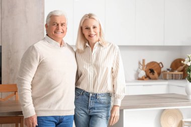 Olgun çift, evlilik yıldönümlerini mutfakta kutluyor.