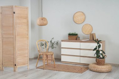 Ahşap perdeli, sandalyeli ve tuvaletli oturma odasının içi.