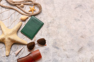 Pasaportlu kompozisyon, plaj aksesuarları ve grunge arkaplanda balık ağı