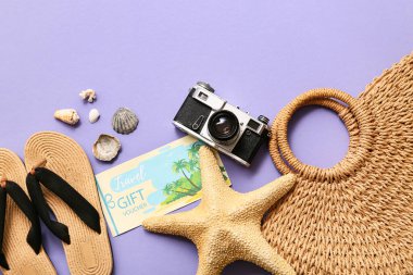 Şık plaj aksesuarları, seyahat hediye çeki ve renkli arka planda fotoğraf makinesi olan kompozisyon