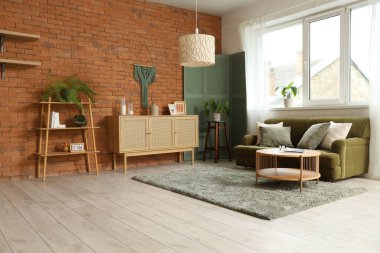 Masa, çekmeceler, kanepe ve şık oturma odasının içindeki katlanan ekran.