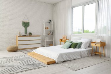 Rahat yatak ve sandıklar rahat yatak odasının içinde.