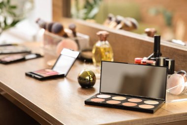 Makyaj malzemeleri soyunma odasındaki masada, yakın plan.