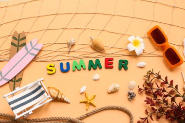 Güneş gözlüğü, sörf tahtası, güverte sandalyesi ve bej arka planda deniz kabukları. Yaz konsepti