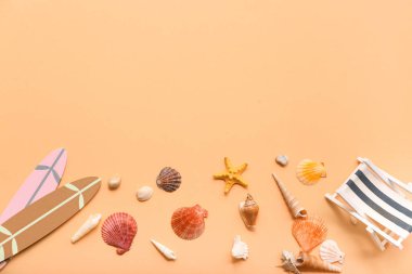 Güverte sandalyesi, sörf tahtaları ve bej arka planda deniz kabukları. Yaz konsepti