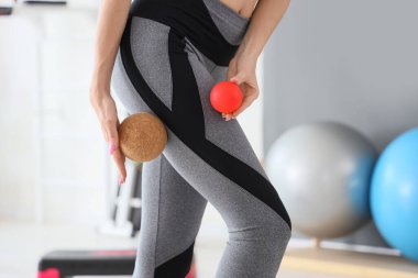 Spor salonunda masaj topları olan genç bir bayan, yakın plan.