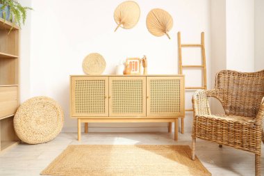 Odanın içinde ahşap klozet ve hasır koltuk var.