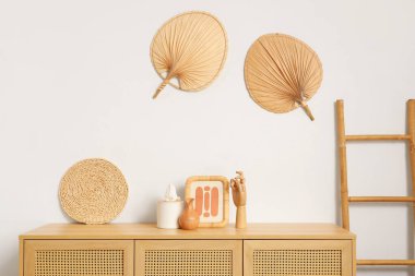 Çerçeveli ahşap el ve tuvalet kağıdı oturma odasında klozetin üstünde.