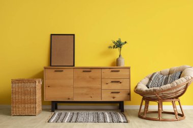 Odanın içinde ahşap klozet ve koltuk var.