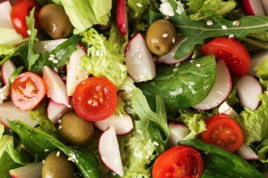 Turplu lezzetli salata, yakın plan.