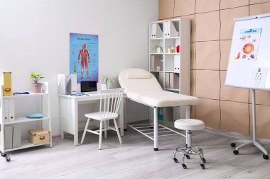 Kanepe, raf üniteleri ve doktorların çalışma yeri olan sağlık bürosu.