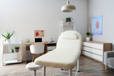 Kanepesi, çekmecesi ve doktorunun çalışma yeri olan tıp bürosu.