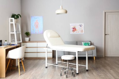 Kanepesi, çekmecesi ve doktorunun çalışma yeri olan tıp bürosu.