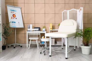 Kanepe, katlama ekranı ve doktorların çalışma yeri olan sağlık bürosu.