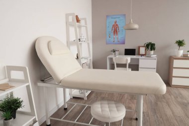 Kanepe, raf üniteleri ve doktorların çalışma yeri olan sağlık bürosu.