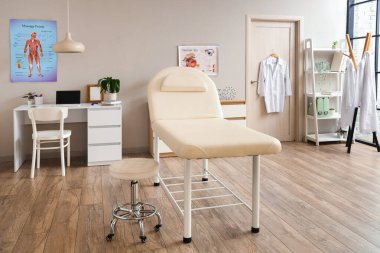 Kanepesi, kapısı ve doktorunun çalışma yeri olan bir hastane.