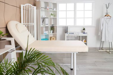 Kanepesi, doktor çalışma yeri ve katlama ekranı olan bir hastane.