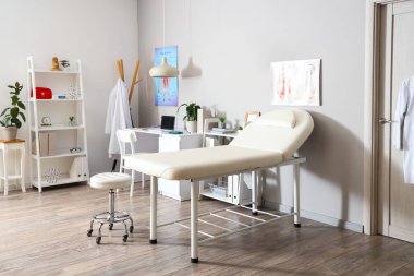 Kanepe, raf üniteleri ve doktorların iş yeri olan hafif tıp bürosu.