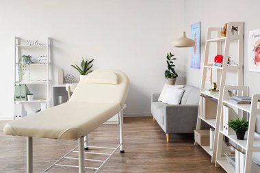 Kanepe, kanepe ve raf üniteleri olan hafif tıp bürosu.