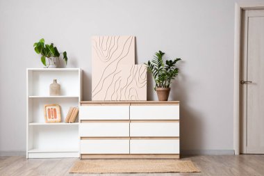 Klozet ve raf üniteli ışık odasının içi