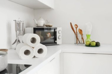 Mutfaktaki mutfak tezgahında çatal bıçaklı kağıt havlular, yakın plan.