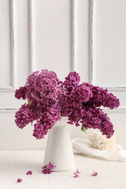 Beyaz arka planda çiçek açan vazo