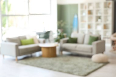 Sörf tahtası ve kanepeleri olan modern oturma odasının içi bulanık.