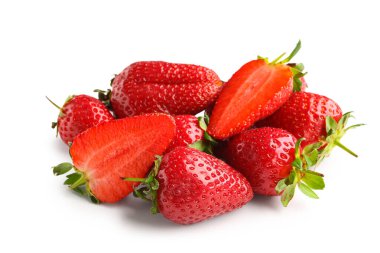 Beyaz arka planda bir sürü tatlı çilek