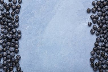 Mavi arka planda tatlı taze yaban mersini