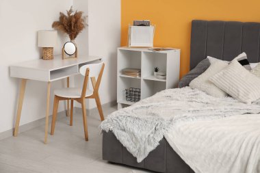 Yatağı, yatağı ve çalışma yeri olan modern bir yatak odası.