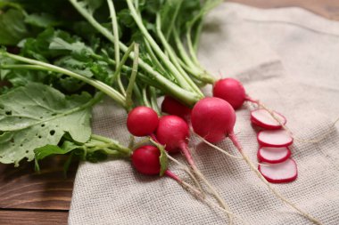 Ahşap arka planda taze turplar