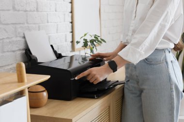 Ofisteki klozette yazıcı kullanan iş kadını, kapat