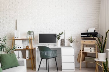 İş yeri, yazıcı ve fabrikalarla birlikte ofis içi