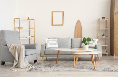 Oturma odasının içinde kanepe, masa ve sörf tahtası var.