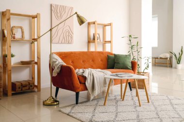 Kahverengi kanepesi ve kahve masası olan aydınlık oturma odasının içinde.