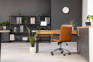 Ofisinde yazıcı olan modern masa