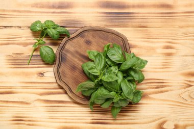 Ahşap zemin üzerinde taze fesleğen yaprakları olan tahta.