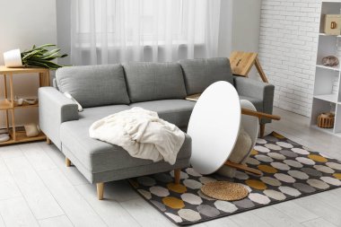 Depremden sonra gri kanepe ile oturma odasının içinde.