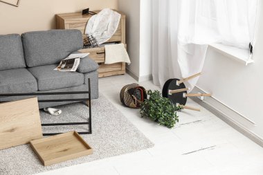 Depremden sonra koltuğu olan bir oturma odası.