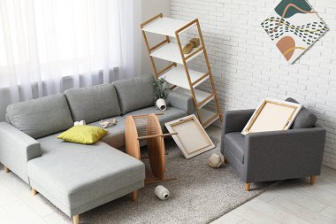 Güçlü bir depremden sonra oturma odası.