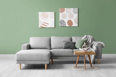 Kanepe, sehpa, ekose ve yastıklı şık bir oturma odası.