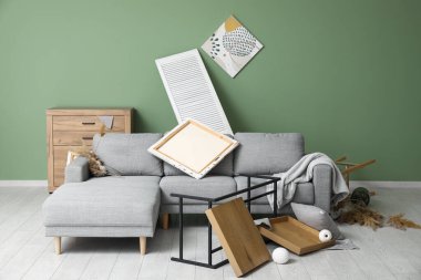 Depremden sonra yıkılmış oturma odasının içi.