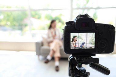 Stüdyoda mikrofonu ve panosu olan kadın muhabir.