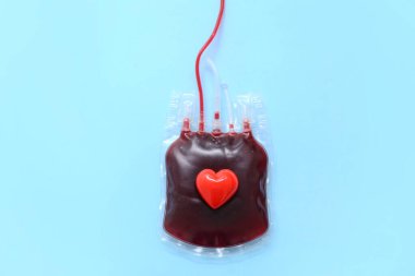 Kalbi mavi arka planda olan kan torbası. Dünya Kan Bağışı Günü