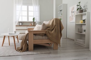 Çekmeceleri, kanepesi ve sehpası olan modern oturma odasının içinde.