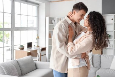 Evde sarılma aşık genç Çift