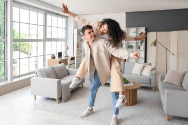 Genç çift evde eğleniyor.