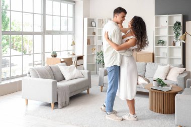 Genç çift evde dans ediyor.