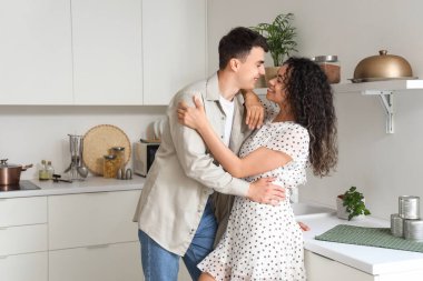 Genç çift mutfakta sarılma sevgi dolu