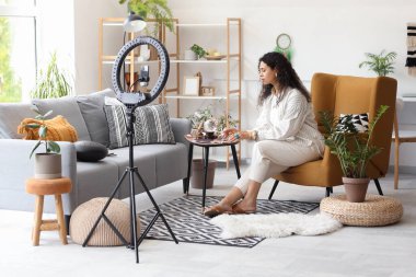 Evdeki video kaydında sihirli özellikleri olan genç Afro-Amerikan cadı.